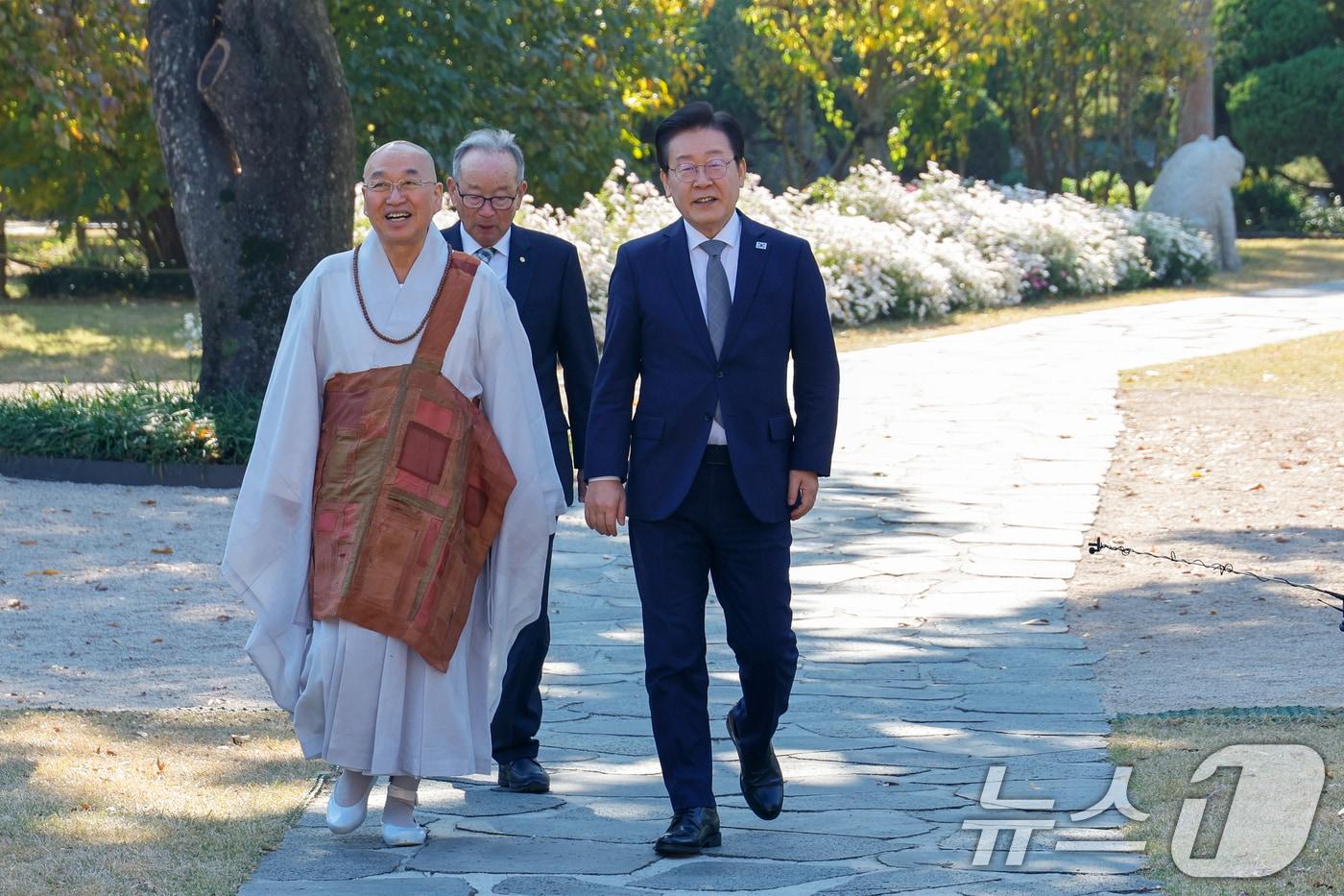 이재명 더불어민주당 대표와 법륜스님이 6일 오후 차담을 나누기 위해 국회 사랑재로 향하고 있다. 2024.11.6/뉴스1 ⓒ News1 안은나 기자