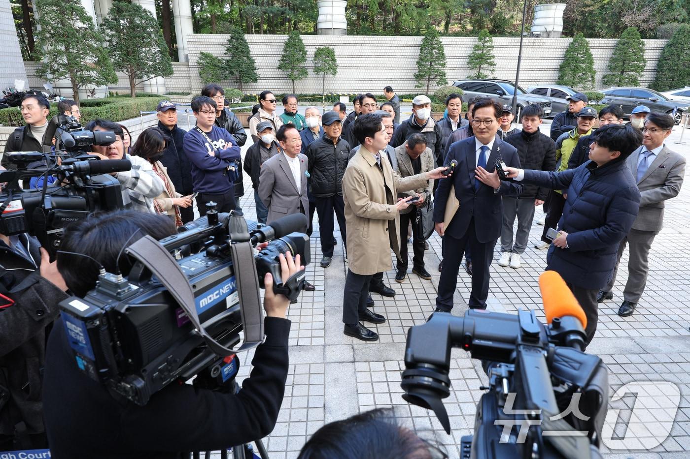 송영길 소나무당 대표가 6일 오후 서울 서초구 서울중앙지방법원에서 열린 특정범죄가중처벌등에관한법률위반&#40;뇌물&#41;등 결심 공판에 출석하며 입장을 밝히고 있다. 송 대표는 평화와먹고사는문제연구소&#40;먹사연&#41;를 통해 불법 정치자금 7억 6300만 원을 받고 박용하 전 여수상공회의소 회장으로부터 소각 시설 청탁을 받으며 4000만 원을 수수한 혐의를 받고 있다. 2024.11.6/뉴스1 ⓒ News1 신웅수 기자