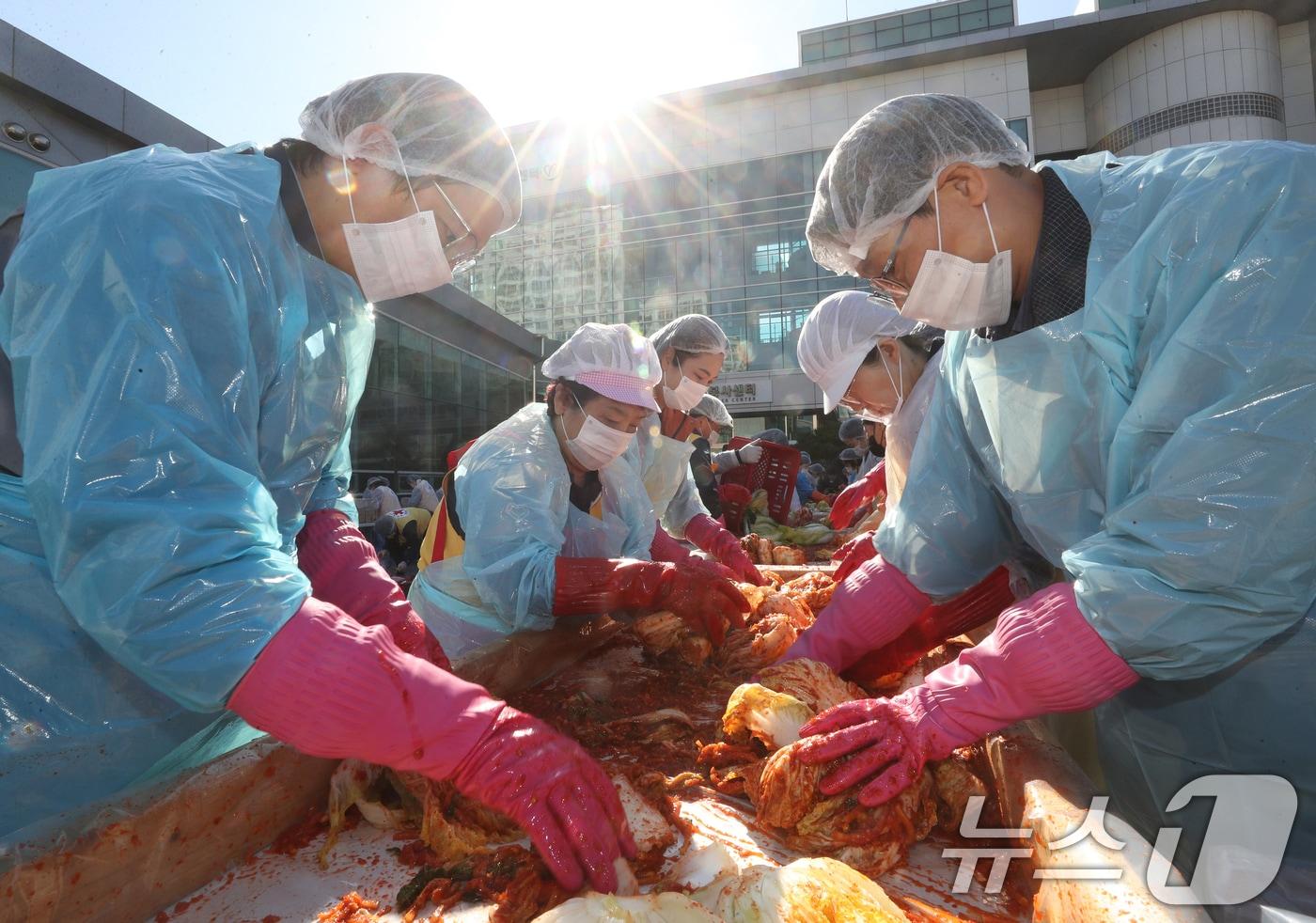 절기상 입동&#40;立冬&#41;을 하루 앞둔 6일 경기 화성시 자원봉사센터에서 열린 &#39;대한적십자사와 함께하는 따뜻한 겨울나기 사랑의 김장김치 나눔 행사&#39;에서 자원봉사자들이 관내 취약계층에게 전달할 김장 김치를 담그고 있다. 2024.11.6/뉴스1 ⓒ News1 김영운 기자