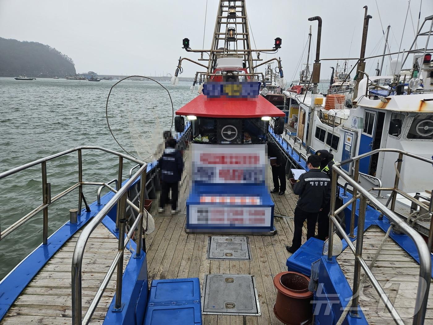 부안해경 변산파출소 경찰관이 승선원 변동 미신고 단속을 하고 있다.&#40;부안해경 제공&#41;2024.11.6/뉴스1