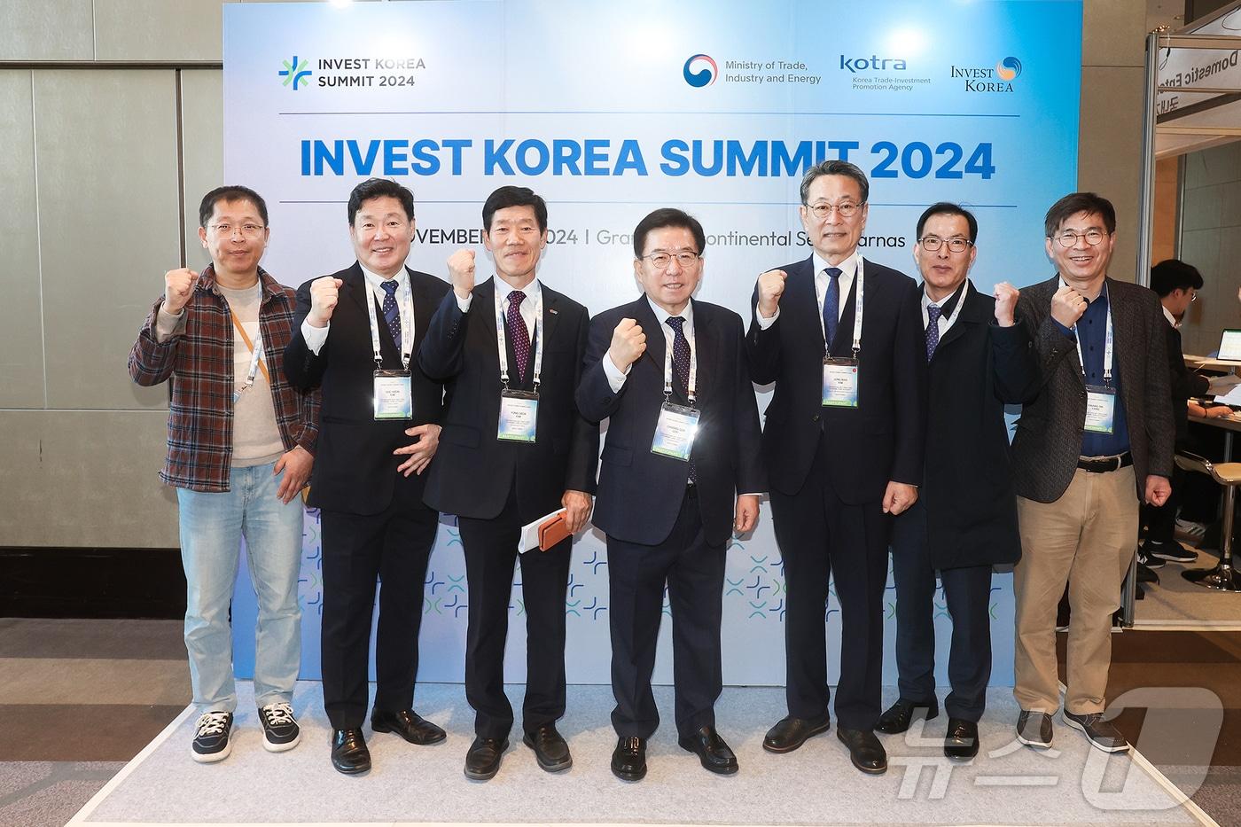 구충곤 광양경제청장&#40;가운데&#41;이 &#39;인베스트 코리아 서밋 2024 &#40;Invest KOREA Summit 2024&#41;&#39;에 참가해 투자유치 활동을 펼치고 있다&#40;광양경제청 제공&#41;2024.11.6/