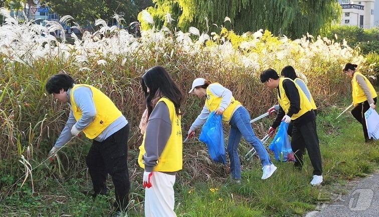 한국장학재단 전북지역센터와 전국대학교장학·학자금융자협의회 회원들이 전주천 주변에서 환경정화 활동을 실시했다.&#40;우석대 제공&#41;/뉴스1