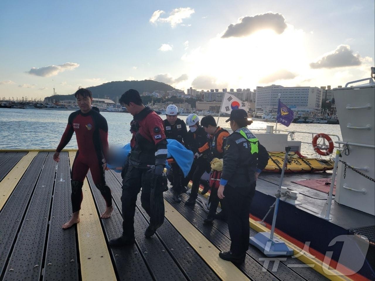 6일 오전 7시39분 쯤 제주시 제주항 서부두 테트라포드에서 추락한 30대 여성이 구조돼 병원으로 이송되고 있다.&#40;제주해양경찰서 제공&#41;