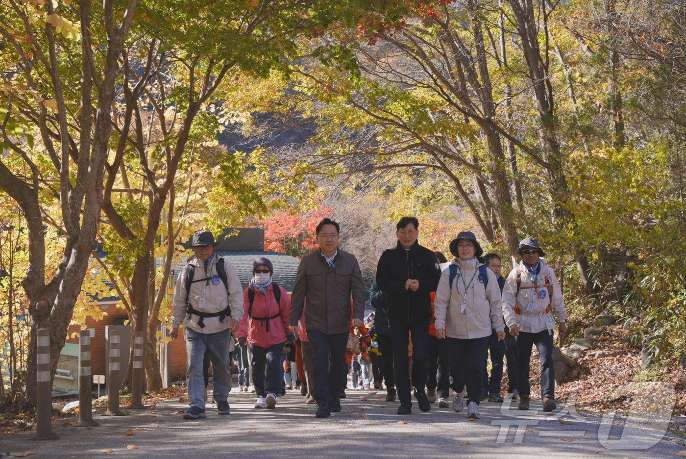 6일 전북자치도의 생태관광을 이끌어갈 ‘삼천리길’ 프로젝트가 지역 주민들의 참여로 장수군에서 본격적인 첫 걸음을 내디뎠다.&#40;전북자치도제공&#41;2024.11.6/뉴스1