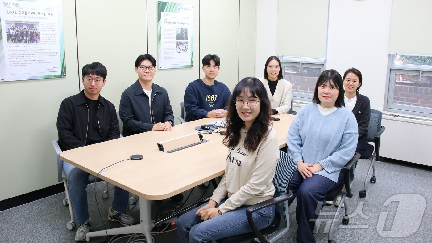 지적 장애인 명의 도용 대출 관련 공익소송을 승소로 이끈 이연지 인하대 리걸클리닉센터 임상법학교수와 인하대 로스쿨 학생들.&#40;인하대 제공&#41;2024.11.6/뉴스1