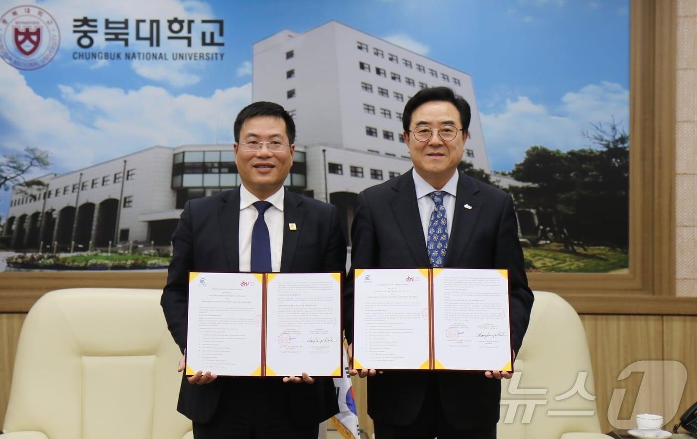 충북대학교는 베트남 전력대학교&#40;Electric Power University; EPU&#41;와 교육과 학술 교류 협력 협정을 했다.&#40;충북대 제공&#41;/뉴스1