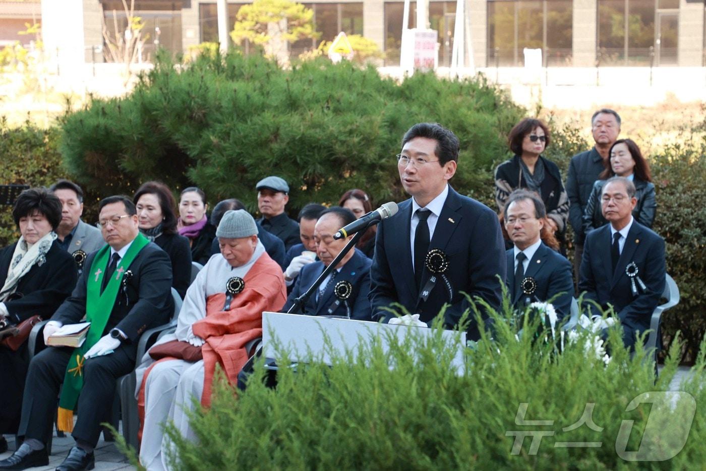 이상일 시장이 6일 양지면 대대리에서 열린 &#39;제44회 자유수호희생자 합동 위령제&#39;에서 추도사를 하고 있다.&#40;용인시 제공&#41;