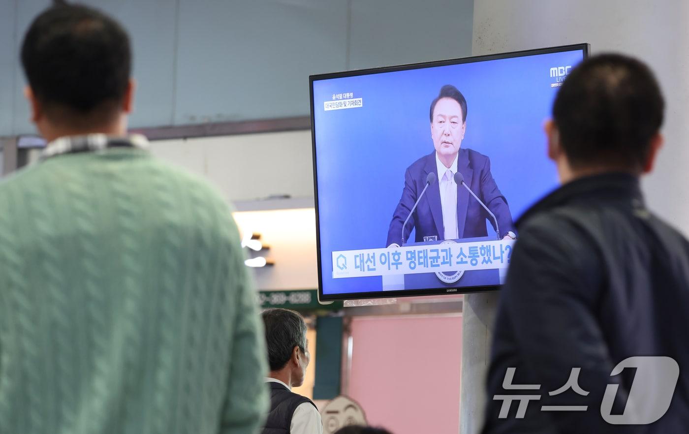 7일 광주 유스퀘어 터미널에서 시민들이 윤석열 대통령 대국민담화 및 기자회견을 시청하고 있다. 2024.11.7/뉴스1 ⓒ News1 김태성 기자