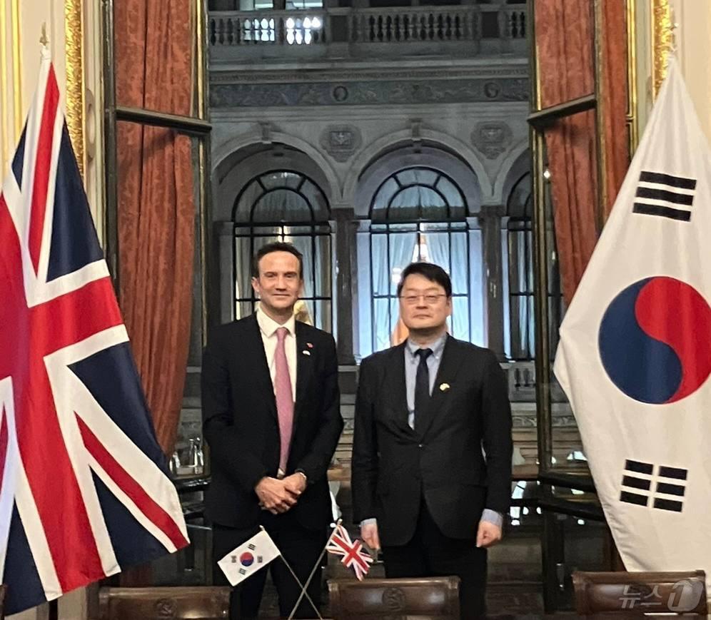 이동렬 외교부 국제사이버협력대사, 앤드류 휘태커 영국 외교부 사이버정책국장.&#40;외교부 제공&#41;