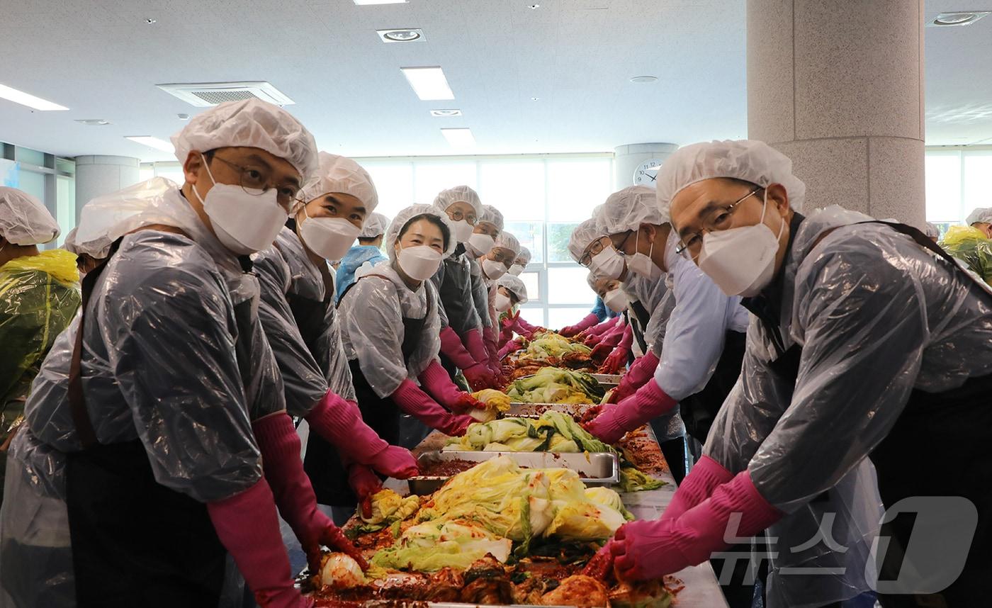 서원대학교는 7일 입동을 맞아 대학 구성원과 함께 따뜻한 겨울나기 김장 나눔 봉사를 했다.&#40;서원대 제공&#41;/뉴스1