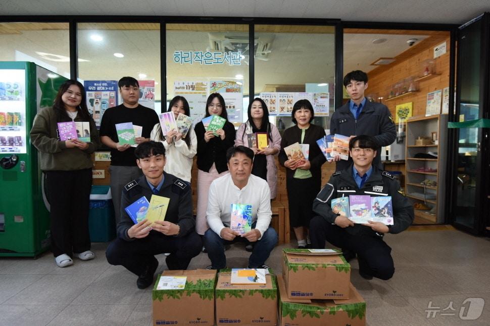 완도해양경찰은 7일 해양경찰 창설 71주년을 맞아 완도 청소년 문화의 집에 도서 71권을 기부하고 기념사진을 찍고 있다. &#40;완도해경 제공&#41;2024.11.7/뉴스1