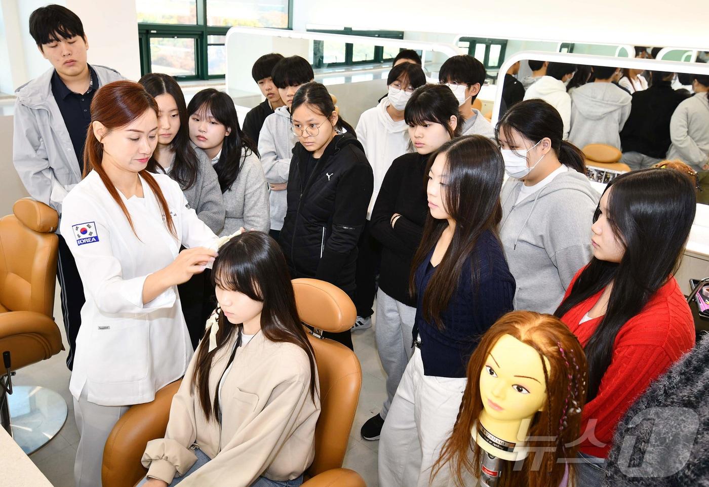 대구 경일중학교 2학년 학생들이 영진전문대 뷰티융합과 실습실에서 홍정아 교수의 지도를 받으며 &#39;헤어 아티스트&#39; 진로체험을 하고 있다. &#40;영진전문대 제공&#41;