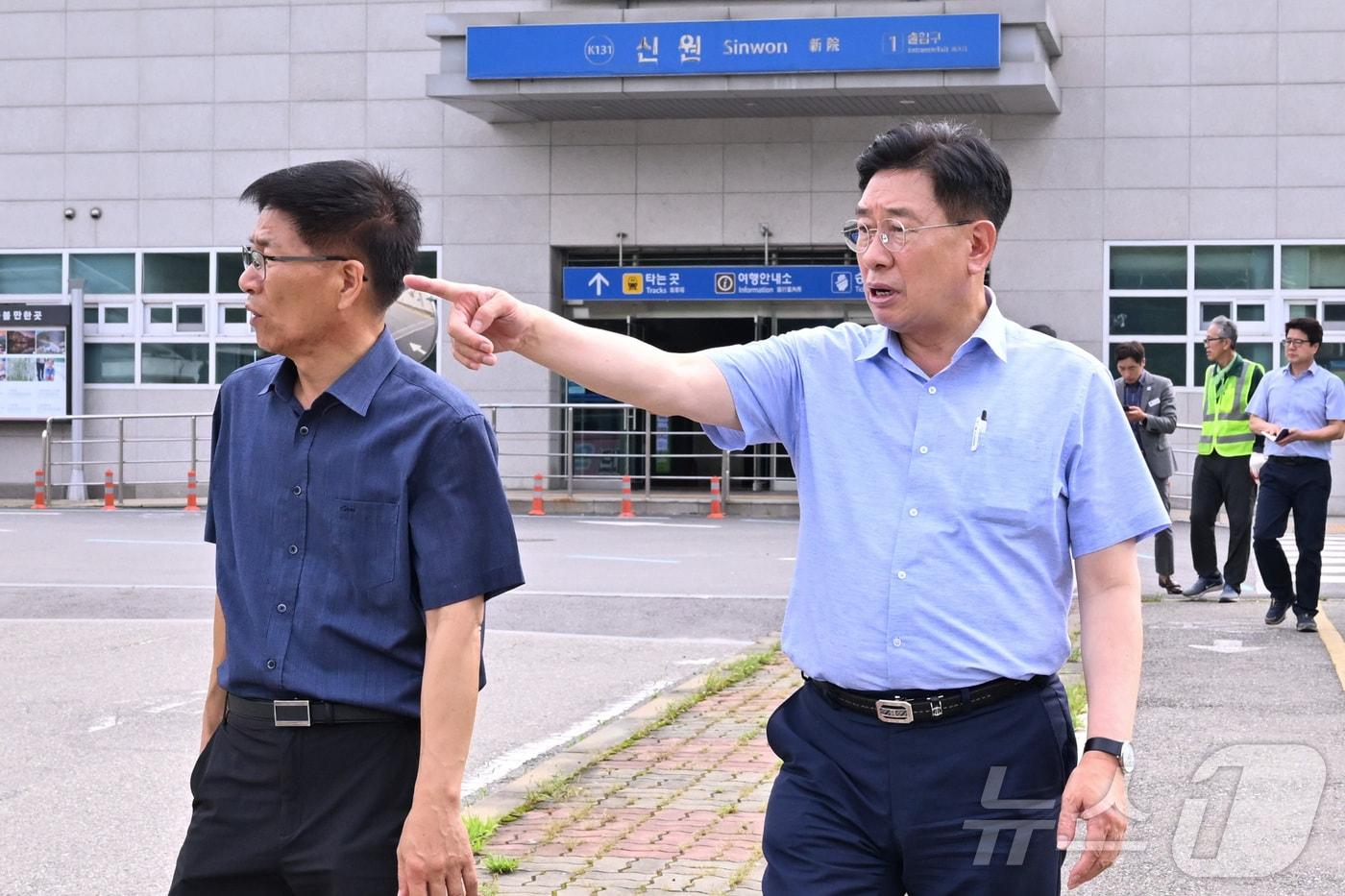  전진선 경기 양평군수&#40;사진 오른쪽·양평군 제공 &#41;