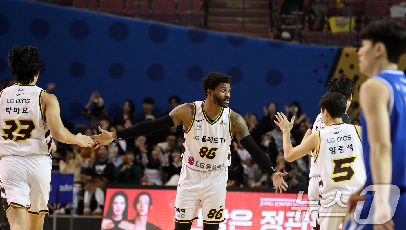 7일 오후 서울 송파구 잠실 실내체육관에서 열린 KCC 프로농구 2024-2025 KBL 서울 삼성과 창원 LG의 경기에서 득점에 성공한 LG 선수들이 기뻐하고 있다. 2024.11.7/뉴스1 ⓒ News1 이승배 기자