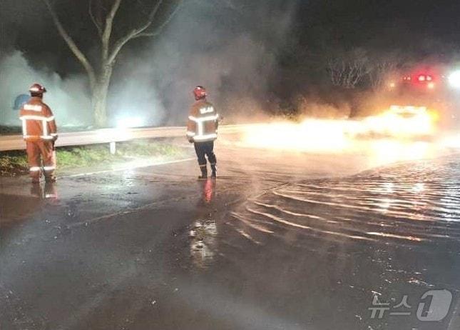 보령광역상수도에서 누수 사고가 발생한 홍성 구항면 서산계통 홍성가압장 공기밸브에서 물이 새어 나오자 긴급복구작업을 벌이고 있다. &#40;홍성군 제공&#41; /뉴스1