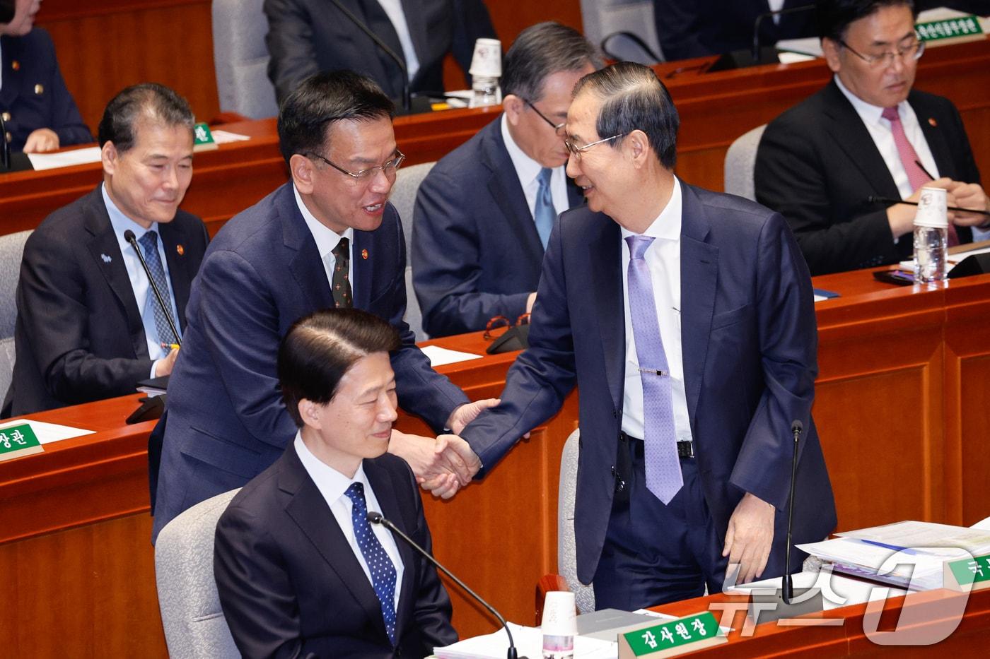 한덕수 국무총리&#40;오른쪽&#41;와 최상목 경제부총리 겸 기획재정부 장관이 8일 오전 서울 여의도 국회에서 열린 예산결산특별위원회 제418회국회&#40;정기회&#41; 제8차 전체회의에서 인사하고 있다. 2024.11.8/뉴스1 ⓒ News1 안은나 기자