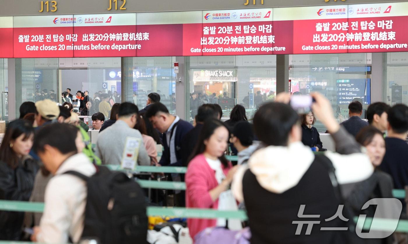 중국의 한국인 무비자 입국이 시행된 8일 오전 인천 중구 인천국제공항 1터미널 중국 항공사 체크인 카운터에 관광객이 줄을 서고 있다. 중국 정부는 지난 1일 한국 등 9개국의 일반 여권 소지자를 대상으로 내년 12월 31일까지 &#39;일방적 무비자 정책&#39;을 시행한다고 발표했다. 이에 따라 여행·관광, 친지·친구 방문, 환승 목적으로 15일 이내 기간 중국을 방문할 경우 비자를 발급받지 않아도 된다. 2024.11.8/뉴스1 ⓒ News1 장수영 기자