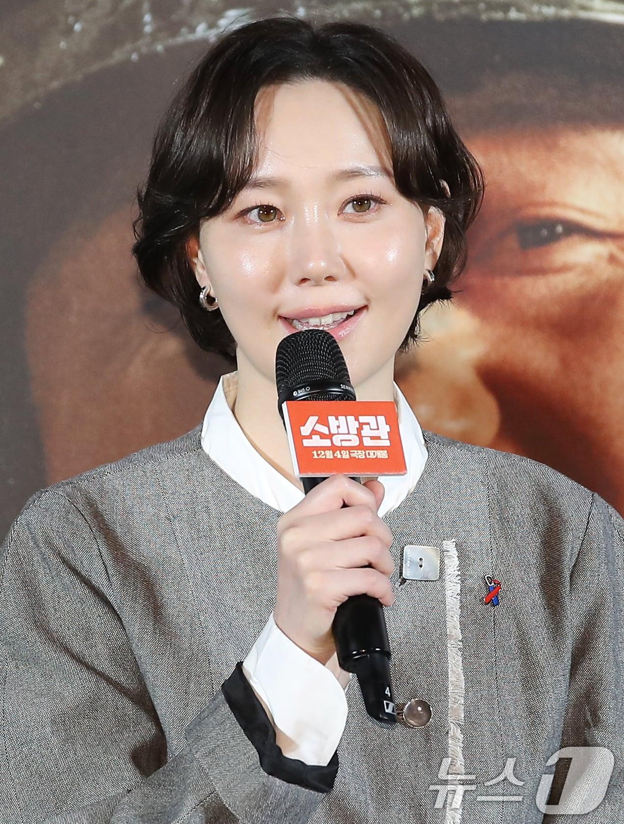 배우 이유영이 8일 서울 용산구 CGV 용산아이파크몰에서 열린 영화 &#39;소방관&#39;&#40;감독 곽경택&#41; 제작보고회에서 인사말을 하고 있다. &#39;소방관&#39;은 2001년 홍제동 화재 참사 사건 당시 열악한 환경 속에서도 화재 진압과 전원 구조라는 단 하나의 목표를 가지고 투입된 소방관들의 상황을 그린 작품이다. 2024.11.8/뉴스1 ⓒ News1 권현진 기자