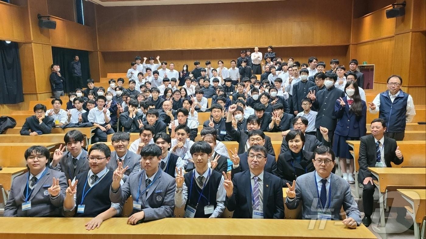 충북 청주공업고등학교 학생들이 자매학교인 일본 야마나시현 코후공업고등학교를 방문해 교류 활동을 진행했다.&#40;충북교육청 제공&#41;/뉴스1