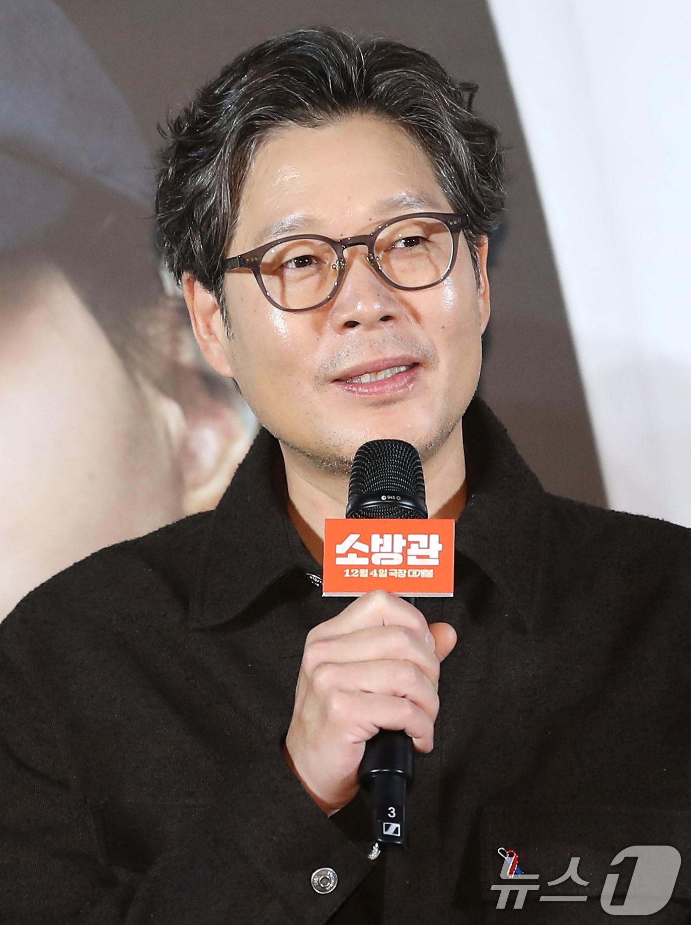 배우 유재명이 8일 서울 용산구 CGV 용산아이파크몰에서 열린 영화 &#39;소방관&#39;&#40;감독 곽경택&#41; 제작보고회에서 인사말을 하고 있다. &#39;소방관&#39;은 2001년 홍제동 화재 참사 사건 당시 열악한 환경 속에서도 화재 진압과 전원 구조라는 단 하나의 목표를 가지고 투입된 소방관들의 상황을 그린 작품이다. 2024.11.8/뉴스1 ⓒ News1 권현진 기자