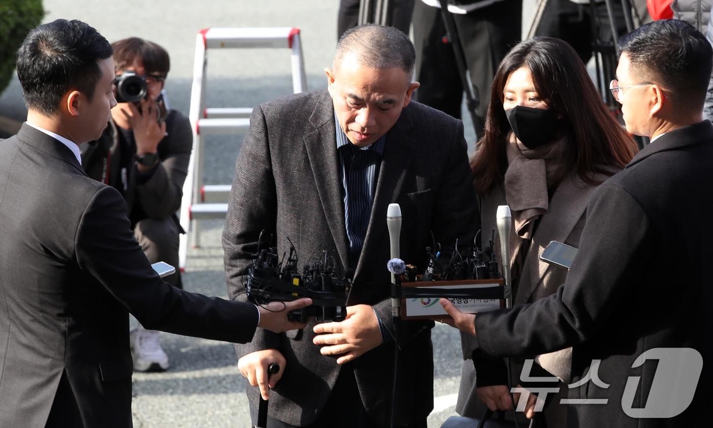 &#39;정치 브로커&#39; 명태균 씨&#40;가운데&#41;가 8일 오전 정치자금법 위반 혐의 피의자 신분으로 검찰 조사를 받기 위해 경남 창원시 성산구 창원지방검찰청으로 출석하며 취재진 질문을 받고 있다. 2024.11.8/뉴스1 ⓒ News1 윤일지 기자