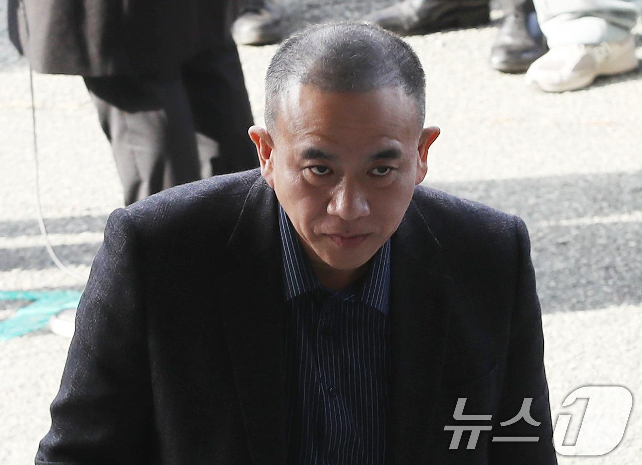 &#39;김건희 여사 공천개입 의혹&#39;의 핵심 인물인 명태균 씨가 8일 오전 정치자금법 위반 혐의 피의자 신분으로 검찰 조사를 받기 위해 경남 창원시 성산구 창원지방검찰청으로 출석하고 있다. 2024.11.8/뉴스1 ⓒ News1 윤일지 기자