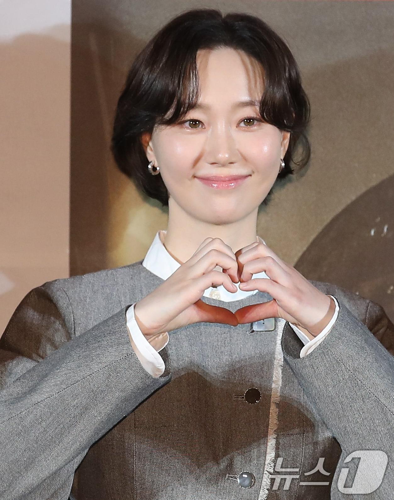 배우 이유영이 8일 서울 용산구 CGV 용산아이파크몰에서 열린 영화 &#39;소방관&#39;&#40;감독 곽경택&#41; 제작보고회에서 포즈를 취하고 있다. &#39;소방관&#39;은 2001년 홍제동 화재 참사 사건 당시 열악한 환경 속에서도 화재 진압과 전원 구조라는 단 하나의 목표를 가지고 투입된 소방관들의 상황을 그린 작품이다. 202 ⓒ News1 권현진 기자