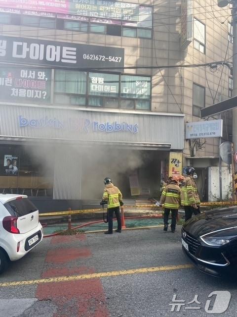 지난해 11월 광주 남구 서동의 한 지하에 위치한 노래연습장에서 불이 나 소방당국이 화재를 진화하는 모습.&#40;광주 남구 제공&#41; ⓒ News1 박지현 기자