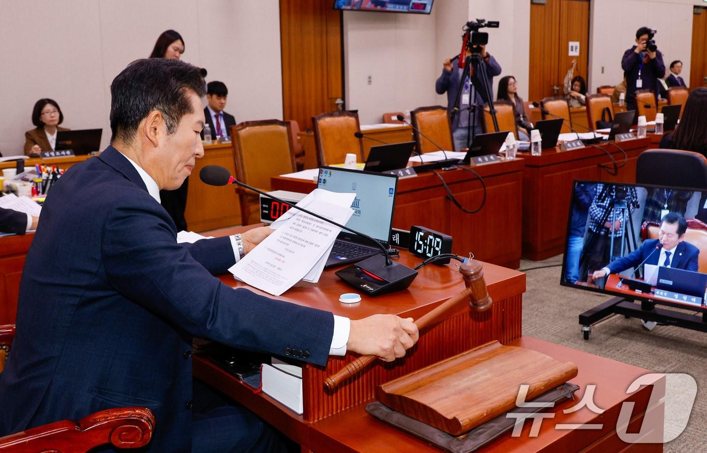 정청래 국회 법제사법위원회 위원장이 8일 오후 서울 여의도 국회에서 열린 법사위 16차 전체회의에서 국민의힘 불참 속에 김건희 특검법&#40;윤석열 대통령 배우자 김건희의 주가조작 사건 등의 진상규명을 위한 특별검사 임명 등에 관한 법률안&#41;을 의결하고 있다. 2024.11.8/뉴스1 ⓒ News1 안은나 기자