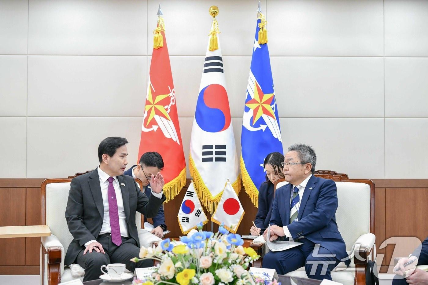 김선호 국방부 차관이 8일 서울 용산구 국방부에서 열린 &#39;한일 국방차관급 회의&#39;에서 나카지마 코이치로 일본 방위성 방위심의관과 양국 간 국방교류협력 발전방안을 논의하고 있다. &#40;국방부 제공&#41; 2024.11.8/뉴스1