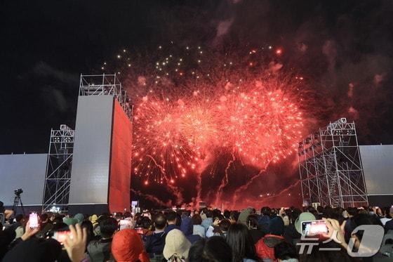 2024 울산 공업축제의 폐막식을 장식한 불꽃놀이.&#40;울산시 제공&#41;2024.10.13. /뉴스1