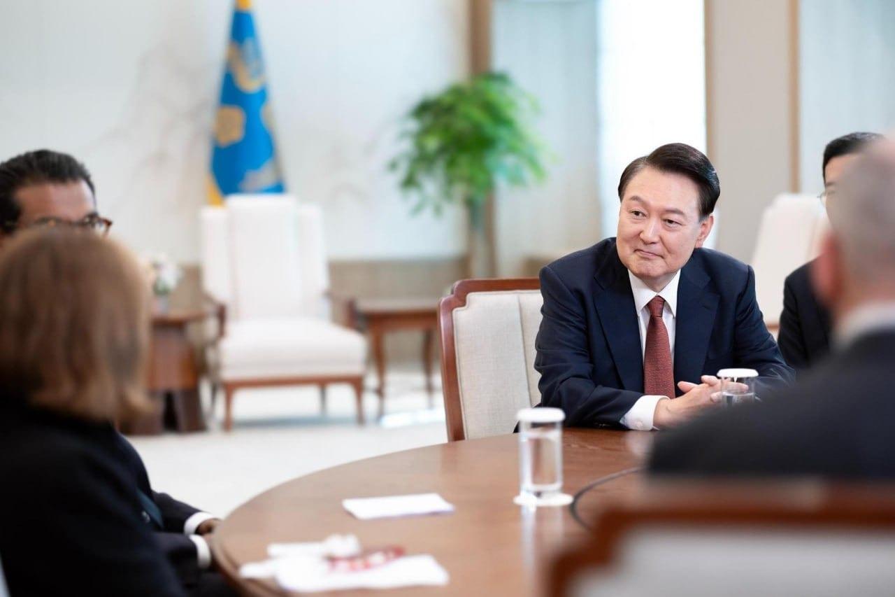 지난 10월 16일 용산 대통령실에서 윤석열 대통령이 미국 주간지 뉴스위크 편집팀과 인터뷰를 하는 모습.&#40;대통령실 제공&#41;