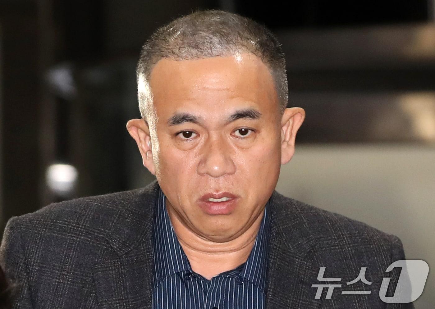 &#39;윤석열 대통령 부부 공천 개입 의혹&#39;의 핵심 인물인 명태균 씨가 8일 오후 경남 창원시 성산구 창원지방검찰청에서 정치자금법 위반 혐의 피의자 신분으로 검찰 조사를 받은 뒤 청사를 나서고 있다. 2024.11.8/뉴스1 ⓒ News1 윤일지 기자