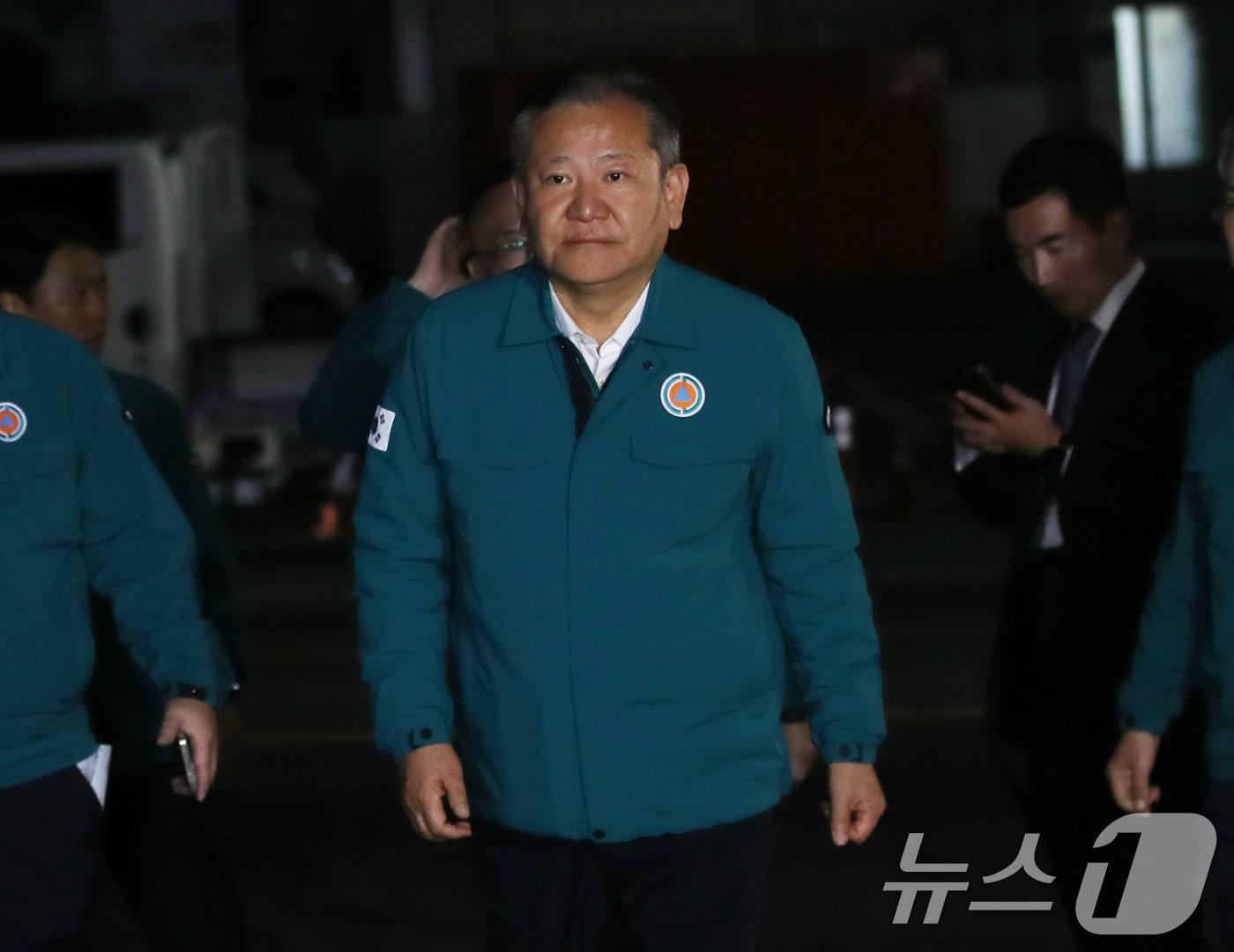 이상민 행정안전부 장관이 8일 오후 한림항 인근에 마련된 &#39;135금성호 침몰사고 현장상황실&#39;을 찾아 실종자 가족을 만나기 위해 이동하고 있다. 2024.11.8/뉴스1 ⓒ News1 오현지 기자