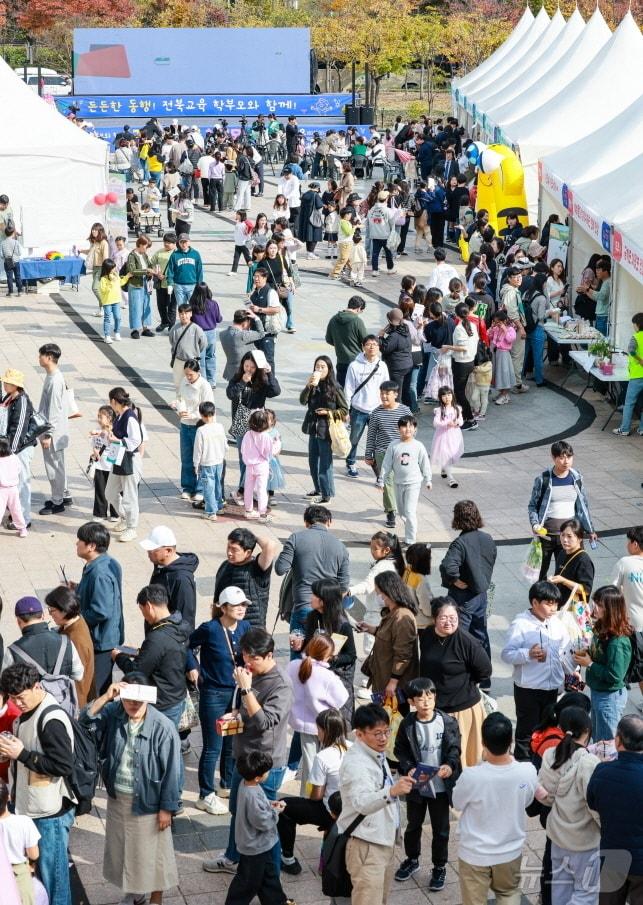 9일 전북특별자치교육청 야외마당과 별관에서 ‘2024년 전북 학부모 한마당’이 개최됐다. 이날 행사에는 14개 시군 학부모와 자녀 등 5000여 명이 참석했다.&#40;전북교육청 제공&#41;/뉴스1