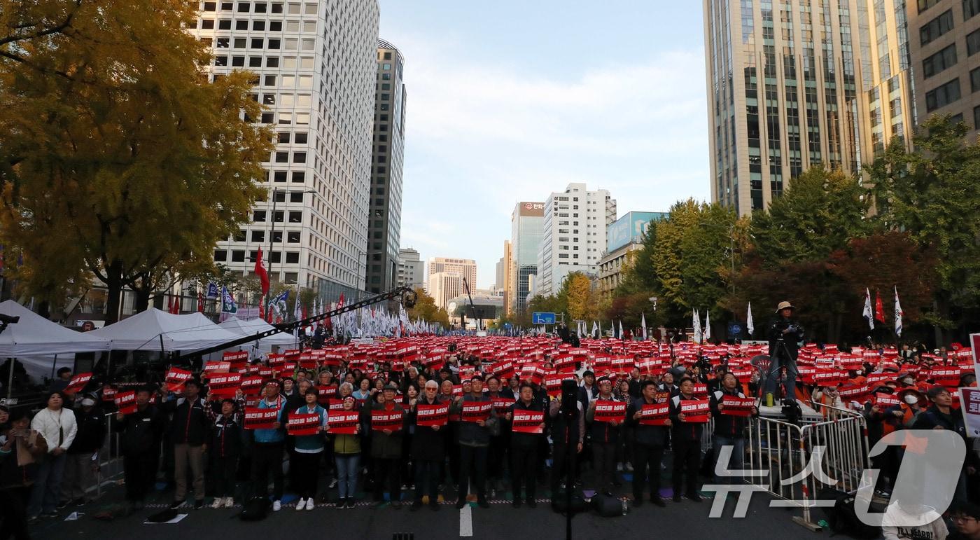 민주노총 노조원들이 9일 오후 서울 세종대로에서 열린 ‘민주노총, 참지말고 몰아내자! 윤석열정권 퇴진! 2024 전태일열사 정신계승 전국노동자대회 · 1차 퇴진총궐기대회’에서 구호를 외치고 있다. 2024.11.9./뉴스1 ⓒ News1 박세연 기자