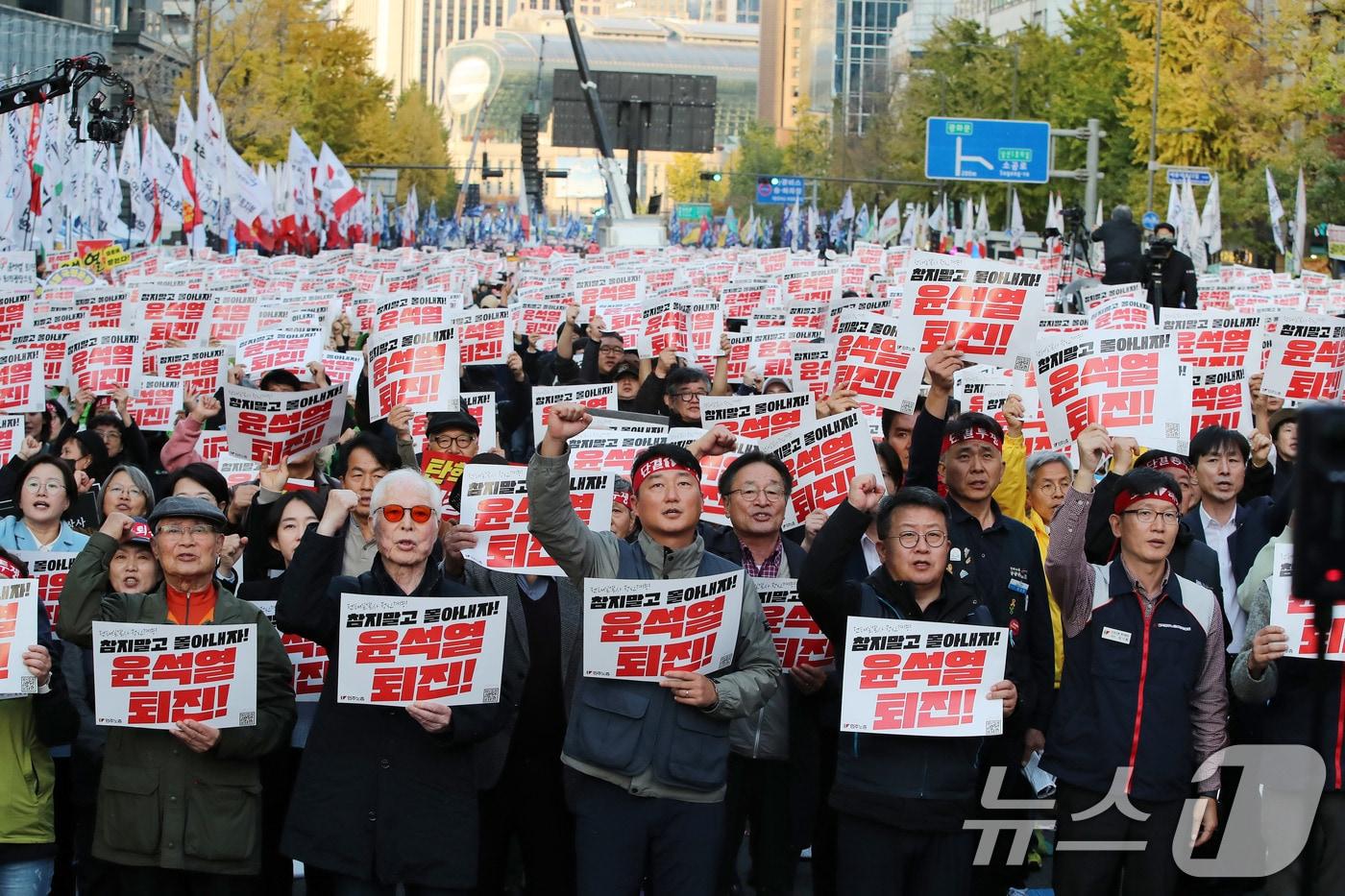 민주노총 노조원들이 9일 오후 서울 세종대로에서 열린 ‘민주노총, 참지말고 몰아내자! 윤석열정권 퇴진! 2024 전태일열사 정신계승 전국노동자대회 · 1차 퇴진총궐기대회’에서 구호를 외치고 있다. 2024.11.9./뉴스1 ⓒ News1 박세연 기자