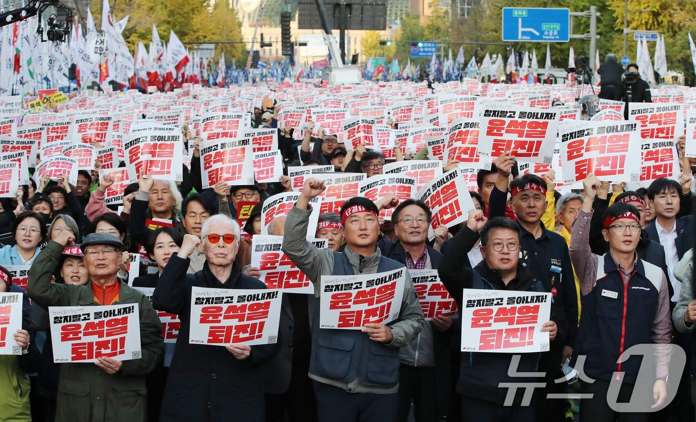 민주노총 노조원들이 9일 오후 서울 세종대로에서 열린 ‘민주노총, 참지말고 몰아내자! 윤석열정권 퇴진! 2024 전태일열사 정신계승 전국노동자대회 · 1차 퇴진총궐기대회’에서 구호를 외치고 있다. 2024.11.9./뉴스1 ⓒ News1 박세연 기자