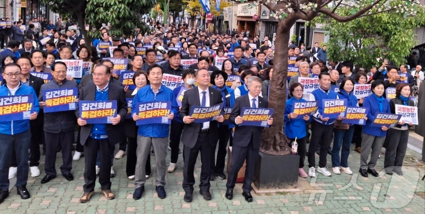 더불어민주당 전남도당은 9일 오후 3시 전남 목포 평화광장 일원에서 &#39;윤석열-김건희 국정농단 규탄·특검 촉구 천만인 서명운동&#39; 발대식을 열고 있다.&#40;민주당 전남도당 제공&#41;2024.11.9/뉴스1