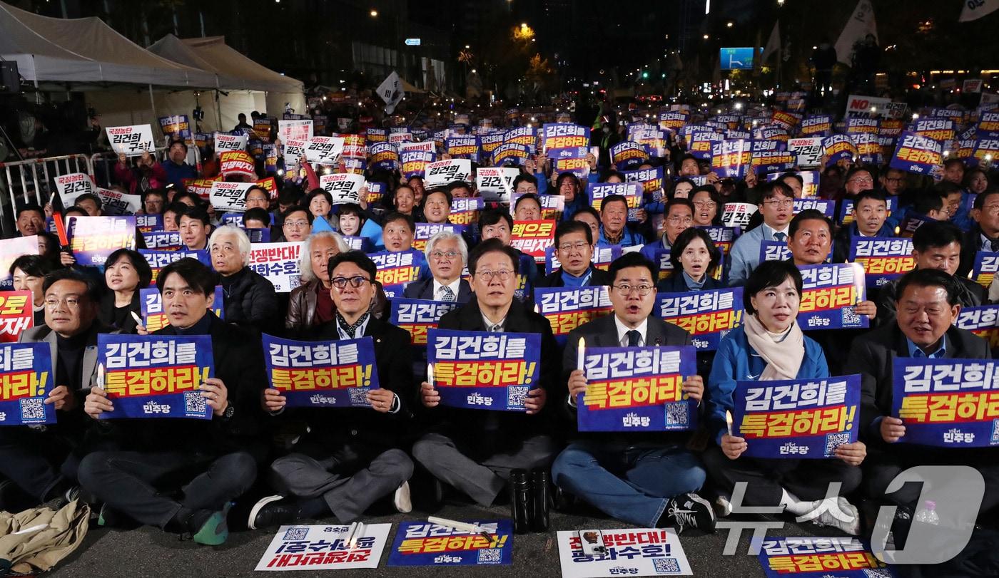 이재명 더불어민주당 대표가 9일 오후 서울 세종대로에서 열린 민주당 김건희‧윤석열 국정농단 규탄‧특검 촉구 제2차 국민행동의 날에 참석해 참석자들과 구호를 외치고 있다. 2024.11.9/뉴스1 ⓒ News1 박세연 기자