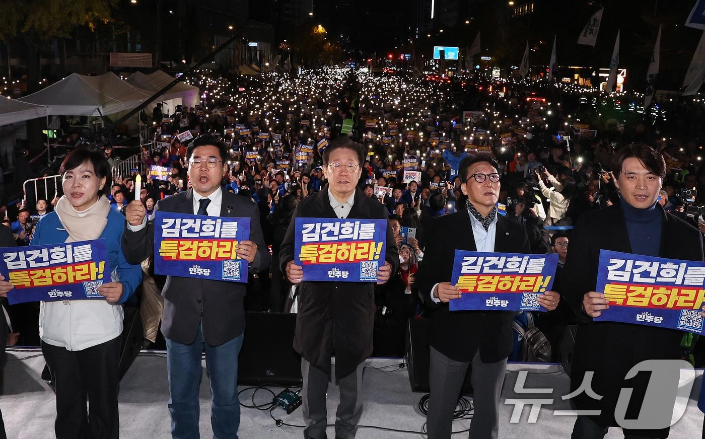 이재명 대표와 박찬대 원내대표를 비롯한 민주당 지도부가 9일 오후 서울 세종대로에서 열린 민주당 김건희‧윤석열 국정농단 규탄‧특검 촉구 제2차 국민행동의 날에서 구호를 외치고 있다. &#40;공동취재&#41;2024.11.9/뉴스1 ⓒ News1 박세연 기자