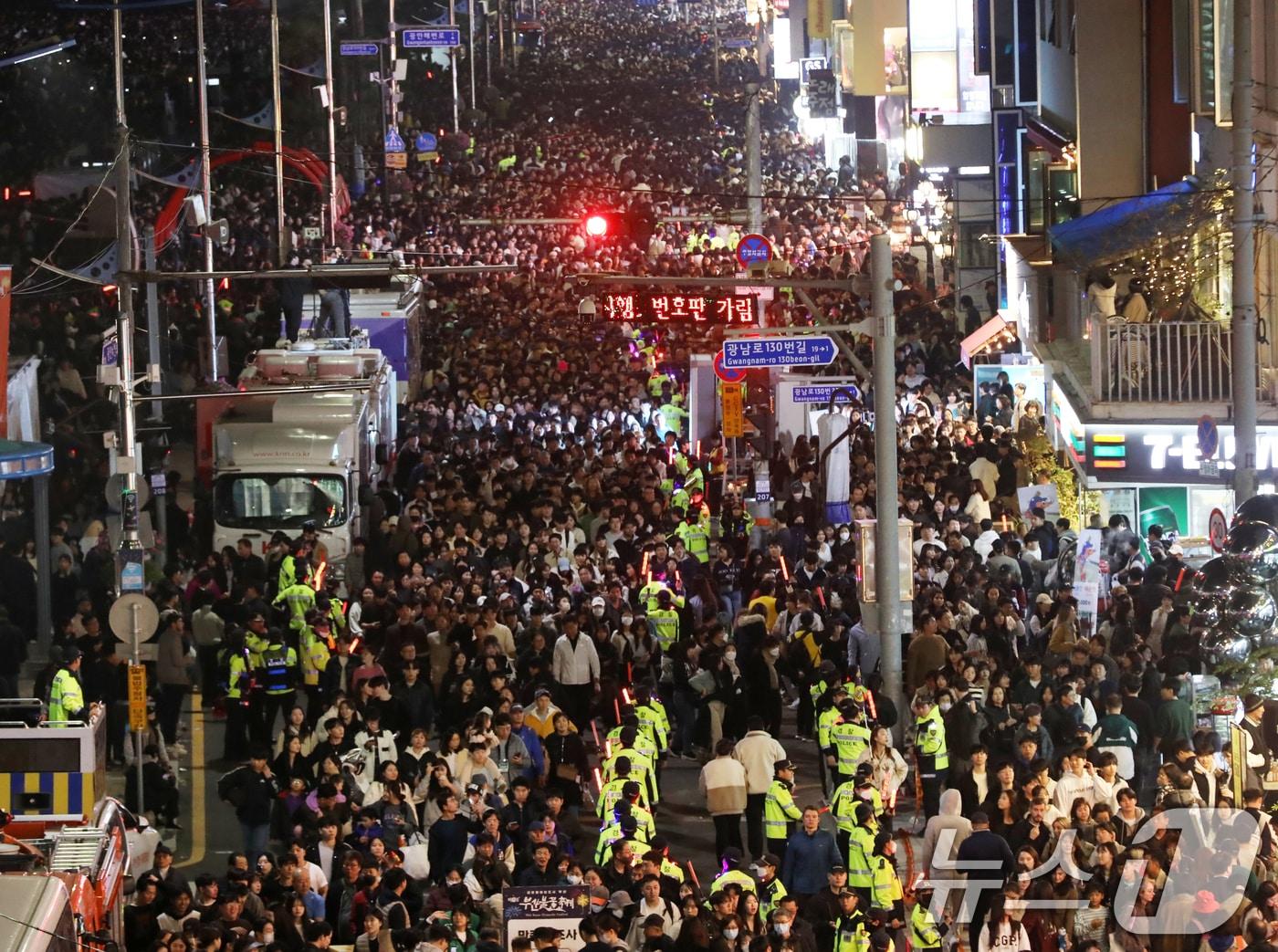 9일 오후 부산 수영구 광안리해수욕장 일대에서 관람객들이 &#39;제18회 부산불꽃축제&#39;를 찾은 관람객들이 관람을 마치고 빠져나가고 있다. 2024.11.9/뉴스1 ⓒ News1 윤일지 기자