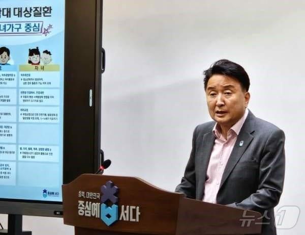 김영환 충북지사가 의료비 후불제에 대해 설명하고 있다.&#40;충북도 제공&#41; /뉴스1 