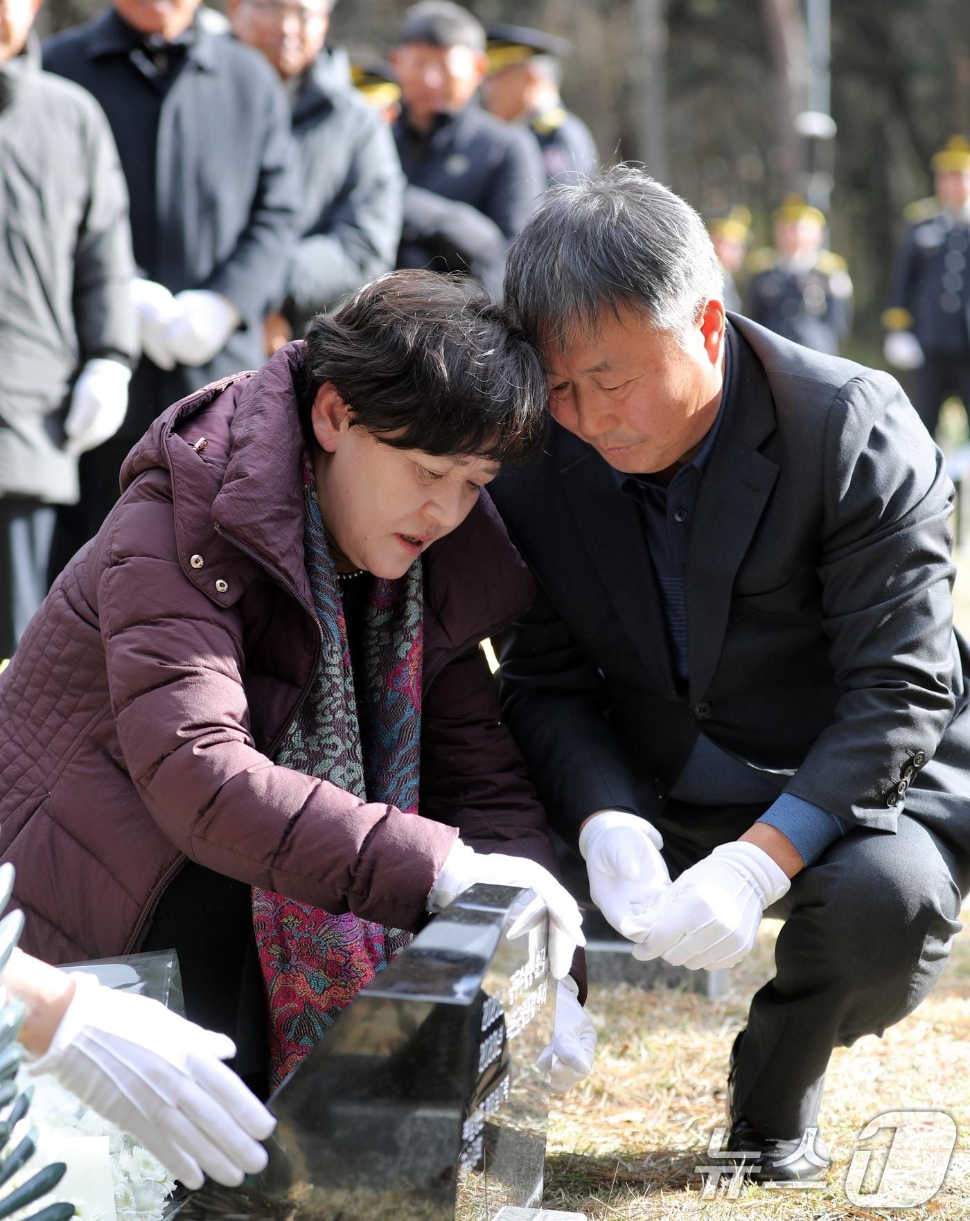 1일 오전 국립제주호국원에서 열린 고&#40;故&#41; 임성철 소방장 순직 1주기 추도식에서 임 소방장의 부모가 아들의 묘비를 닦고 있다. 임 소방장은 지난해 화재 현장에 가장 먼저 도착해 불이 난 창고 옆 주택에서 80대 노부부를 대피시킨 뒤 진압에 나섰다 불의의 사고로 숨졌다.2024.12.1/뉴스1 ⓒ News1 고동명 기자