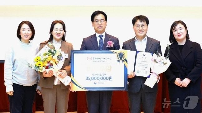 전주시가 최근 정부세종청사에서 열린 ‘2024년 읍면동 복지·안전서비스 개선 우수사례 경진대회’에서 최우수상을 수상했다.&#40;전주시 제공&#41;/뉴스1