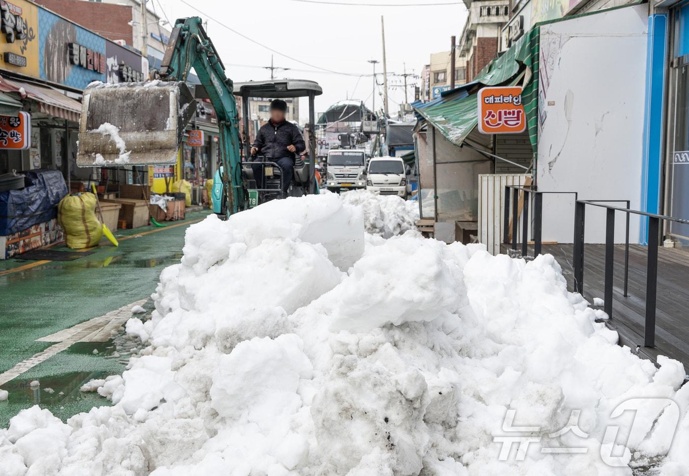 경기도 의왕시 삼동 도깨비시장에서 근로자들이 복구 작업을 하고 있다. 2024.12.1/뉴스1 ⓒ News1 이재명 기자