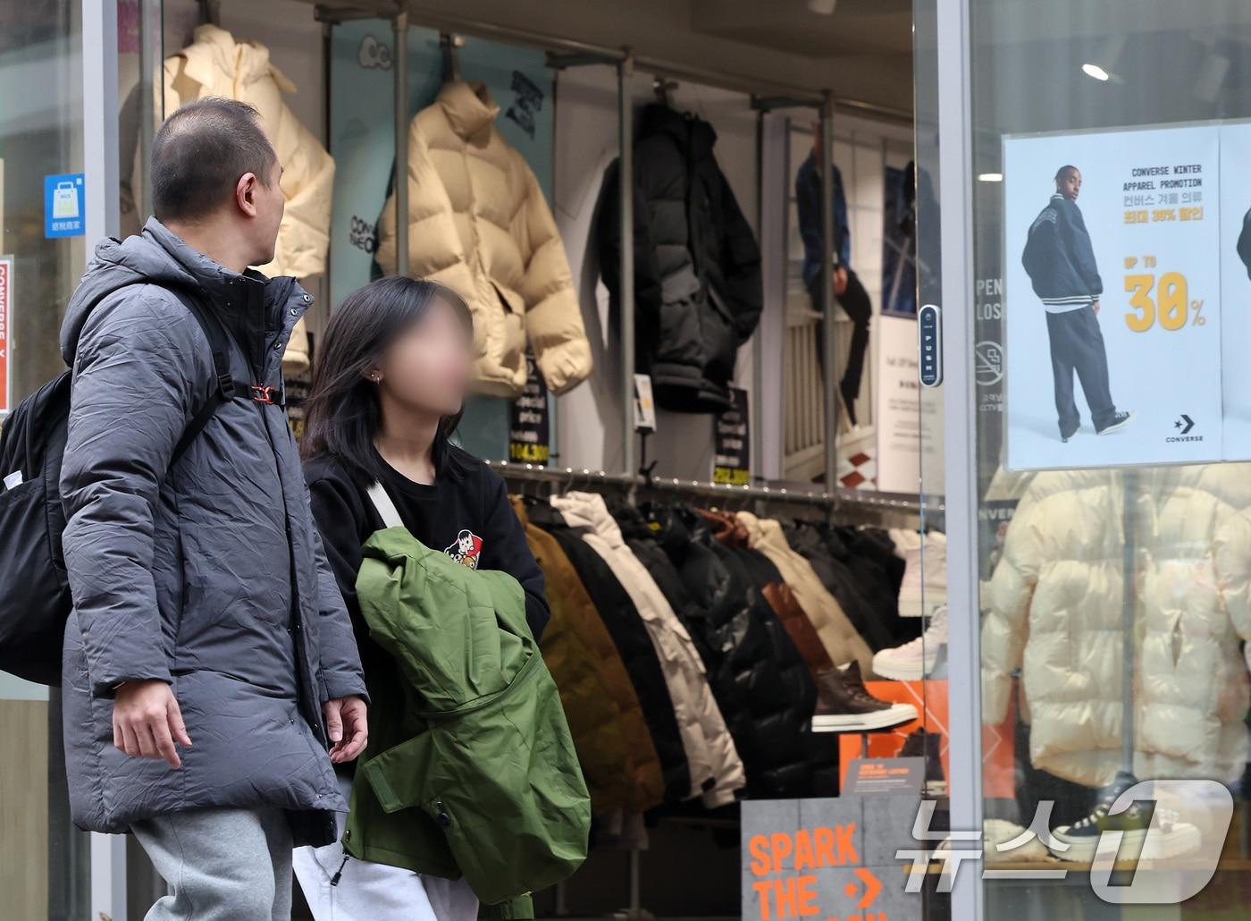 낮부터 기온이 올라 평년보다 포근한 날씨가 이어지고 있는 1일 서울 중구 명동거리에서 겨울옷이 전시된 쇼윈도 앞으로 가벼운 옷차림의 관광객들이 오가고 있다. 2024.12.1/뉴스1 ⓒ News1 이동해 기자