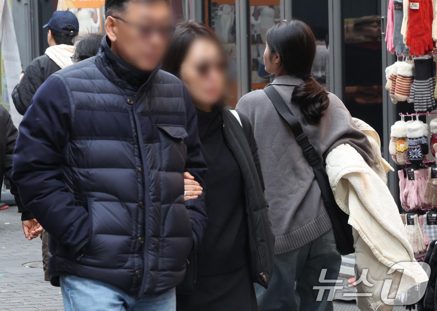 낮부터 기온이 올라 평년보다 포근한 날씨가 이어지고 있는 1일 서울 중구 명동거리에서 관광객들이 가벼운 옷차림으로 쇼핑을 즐기고 있다. 2024.12.1/뉴스1 ⓒ News1 이동해 기자