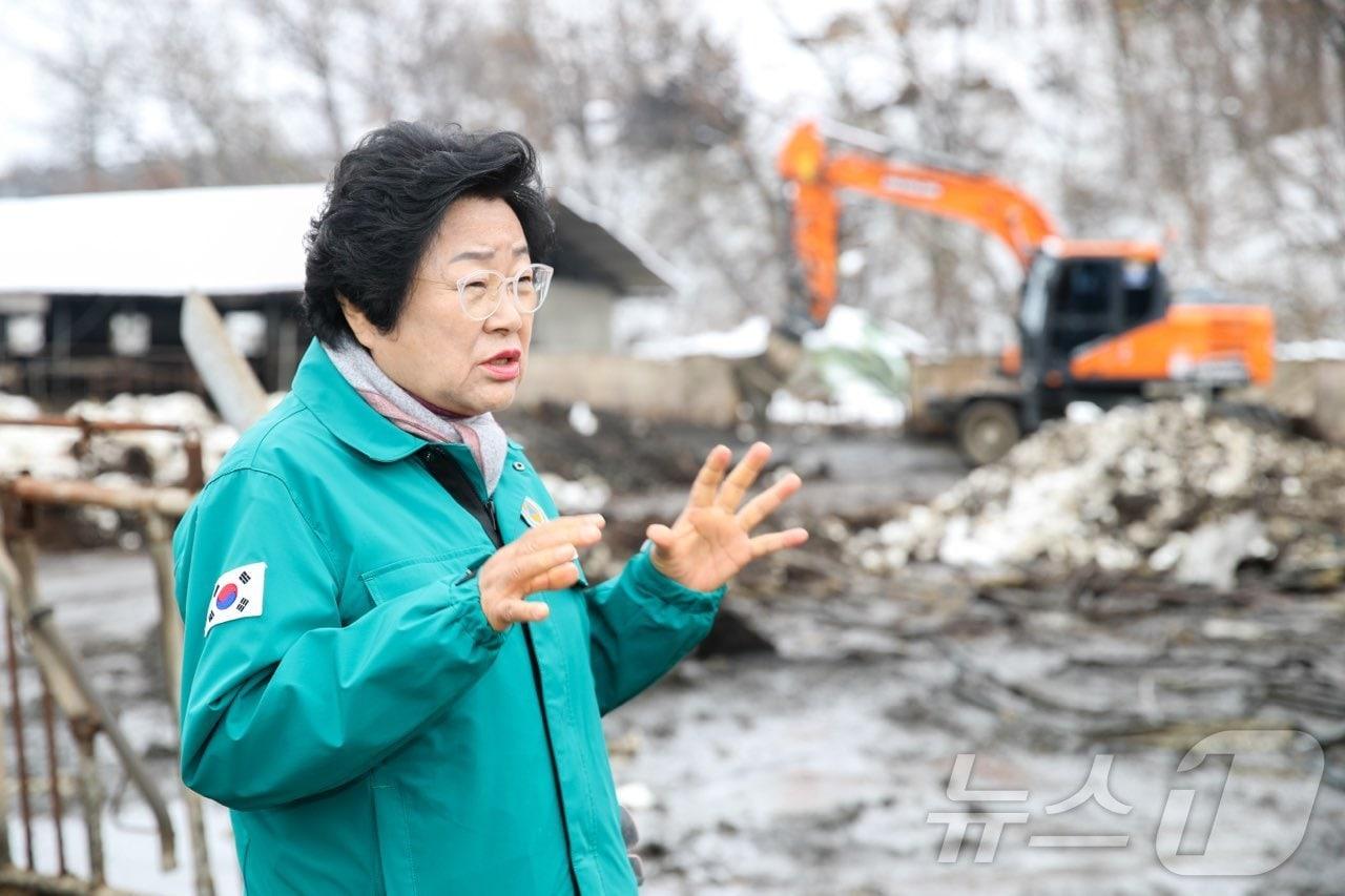 김경희 이천시장이 지난달 30일 한 폭설 피해 현장에서 피해 상황을 확인하며 신속한 조사와 복구 의지를 피력하고 있다.&#40;이천시 제공&#41;