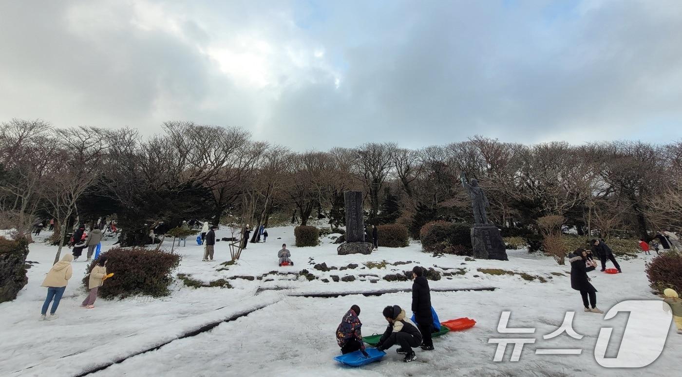 한라산국립공원 1100고 휴게소 인근에서 관광객들이 겨울 정취를 만끽하고 있다.2024.12.1/뉴스1 ⓒ News1 고동명 기자